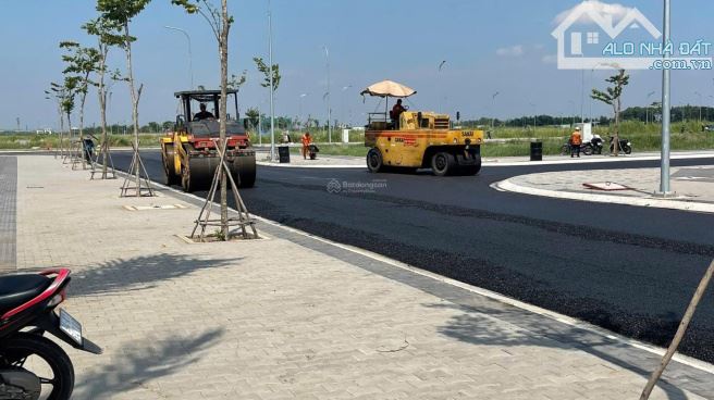 Bán gấp lô 100m2 ngay Nguyễn Hữu Trí, cách bệnh viện ĐK Bình Chánh 5p, giá 2tỷ3. Sổ sẵn - 1