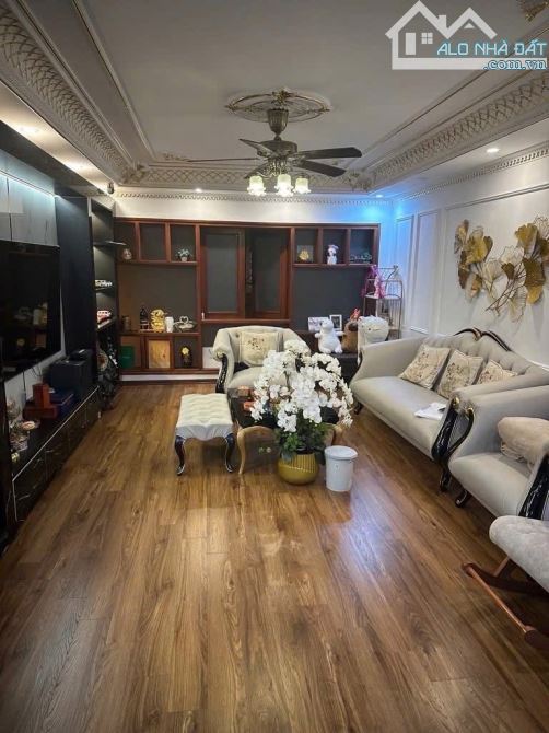Chỉ 20 tỷ hơn, Bán nhà Xuân La, Tây Hồ - Phân lô - Ô tô tránh -52m2- 2 thoáng - Thang máy - 1