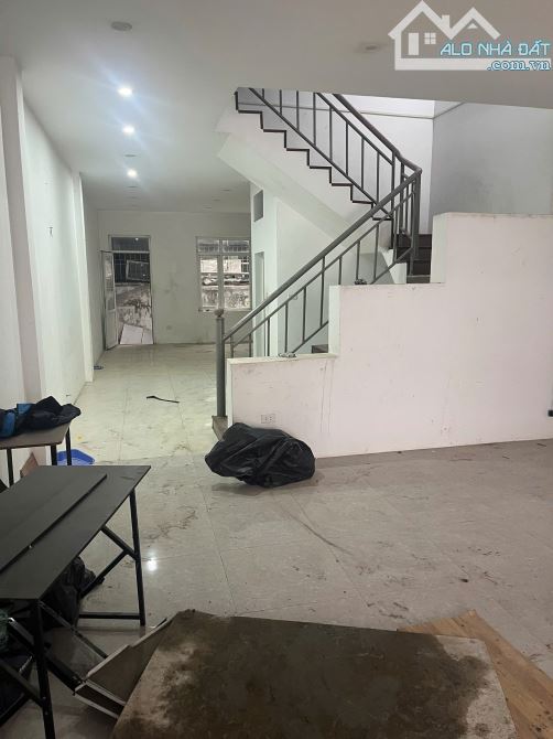 Cho thuê liền kề Xuân Phương 75m2, 4 tầng, chia phòng, oto tải đỗ tránh.