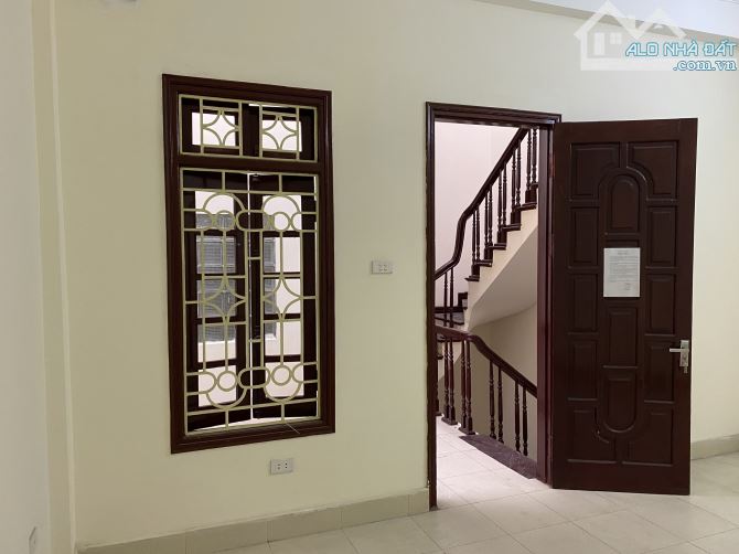 Cho thuê nhà Phùng Chí Kiên – Cầu Giấy DT 148m x 3 tầng, gara ôtô vào giá thuê 22tr/th - 1