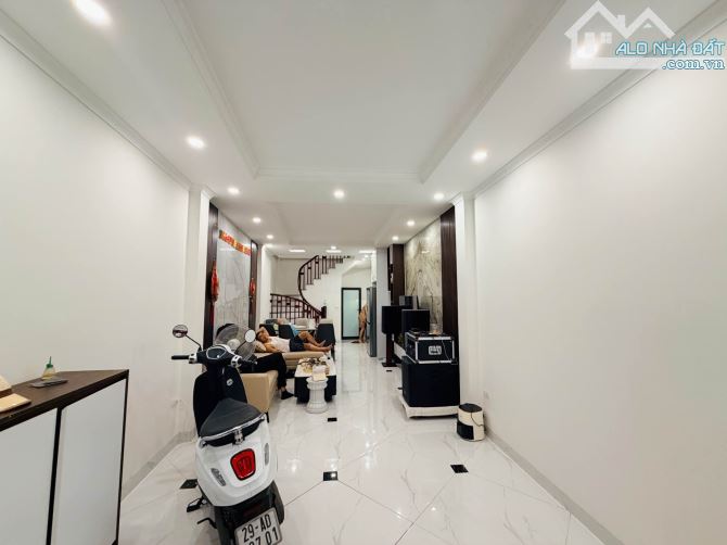 Bán nhà Nguyễn Văn Cừ, Long Biên diện tích 45 mét X 5 tầng, 2 mặt thoáng, ô tô vf3 đỗ cửa - 1