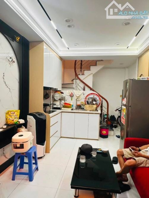 5.5 TỶ – 18/22M2 – 5 TẦNG – 3 NGỦ – NGÕ THÔNG – 20M RA PHỐ – BẠCH MAI – HỒNG MAI
