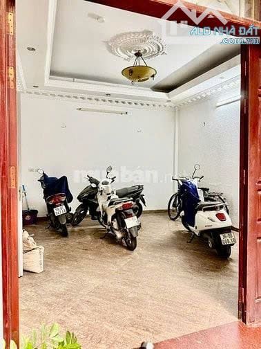Cho thuê cả nhà 5 tầng số 17 ngõ 34 phố Hào Nam, quận Đống Đa hợp làm VP, Spa, TT đào tạo