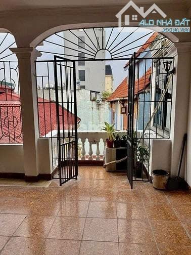 Cho thuê cả nhà 5 tầng số 17 ngõ 34 phố Hào Nam, quận Đống Đa hợp làm VP, Spa, TT đào tạo