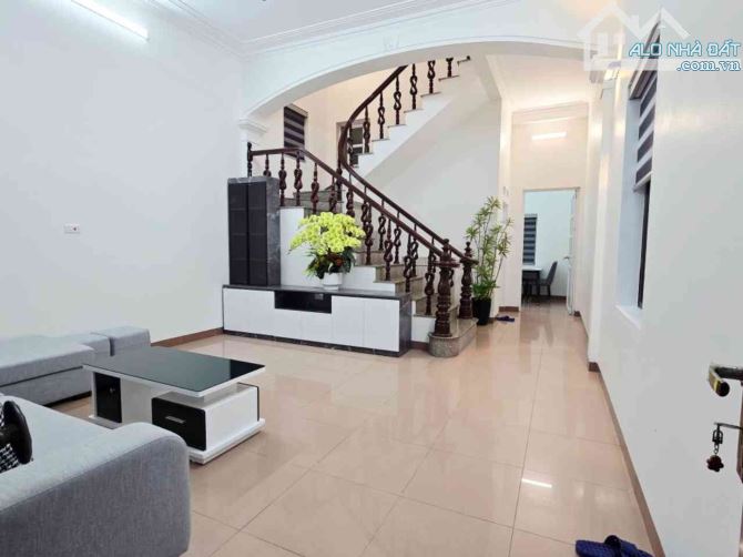 Hiếm 8.2 Tỷ/ 52 m2/ 3 tầng/Nhà Đẹp Phúc Lợi - 9