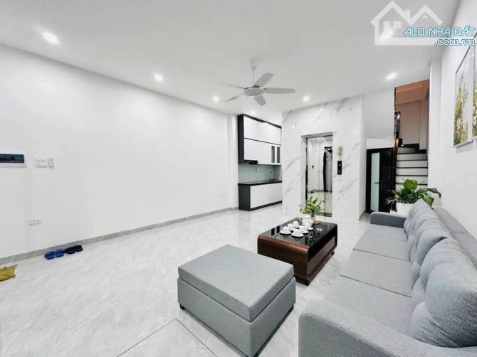 VIP! PHỐ HUỲNH THÚC KHÁNG, THÁNG MÁY XỊN, FUL NỘI THẤT, GẦN Ô TÔ, NGÕ THÔNG BÀN CỜ, 39M2*6