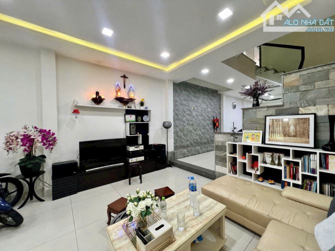 Bác Thông có căn nhà đường Nam Kỳ Khởi Nghĩa, Quận 3 cũ cần bán 3tỷ280 - 3