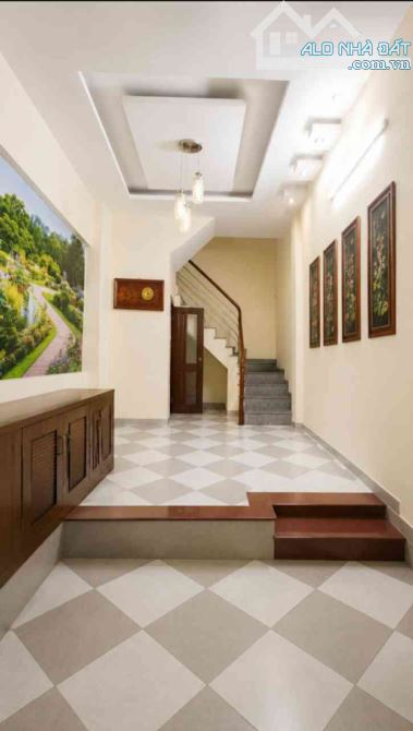 NGÃ TƯ SỞ, HÀNG XÓM ROYAL CITY - 30m2, MT gần 4m - GIÁ QUÁ TỐT cho VỊ TRÍ QUÁ ĐẸP!