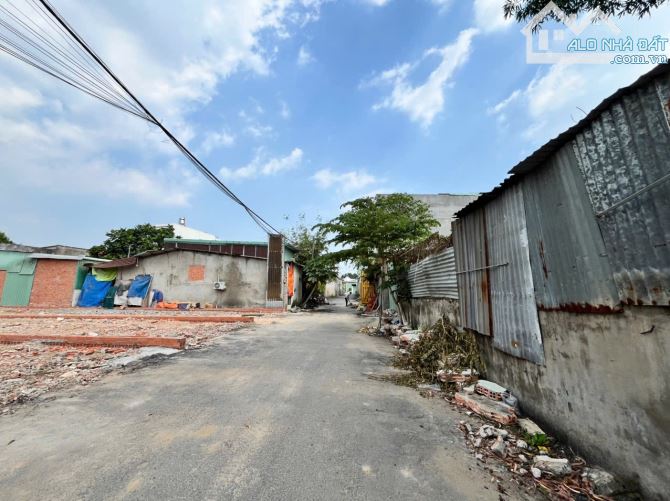 Đất thổ cư gần Uỷ Ban Xuân Thới Sơn. Diện tích gần 100m2, đường xe tải, ko mồ mã.