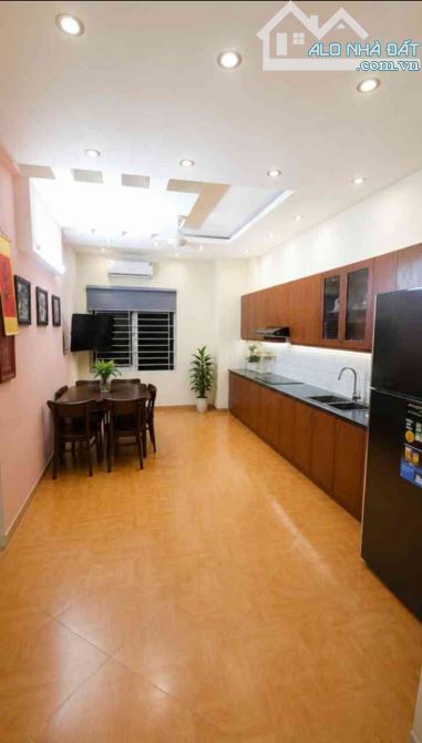 NGÃ TƯ SỞ, HÀNG XÓM ROYAL CITY - 30m2, MT gần 4m - GIÁ QUÁ TỐT cho VỊ TRÍ QUÁ ĐẸP! - 1