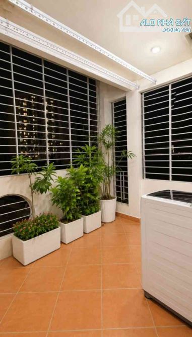 NGÃ TƯ SỞ, HÀNG XÓM ROYAL CITY - 30m2, MT gần 4m - GIÁ QUÁ TỐT cho VỊ TRÍ QUÁ ĐẸP! - 3