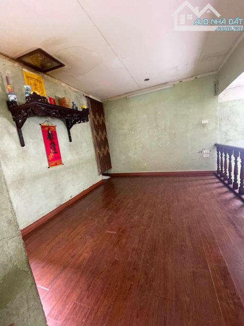 Nhà 5 tỷ - 30m2 - Gần Chợ Mơ - 4m mặt tiền - Kinh Doanh Nhỏ - Lô Góc Ngõ Thông - 5