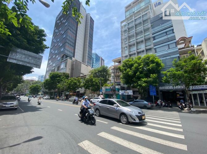 BUILDING NGAY KHÁCH SẠN PULLMAN 5 SAO – TRUNG TÂM QUẬN 1