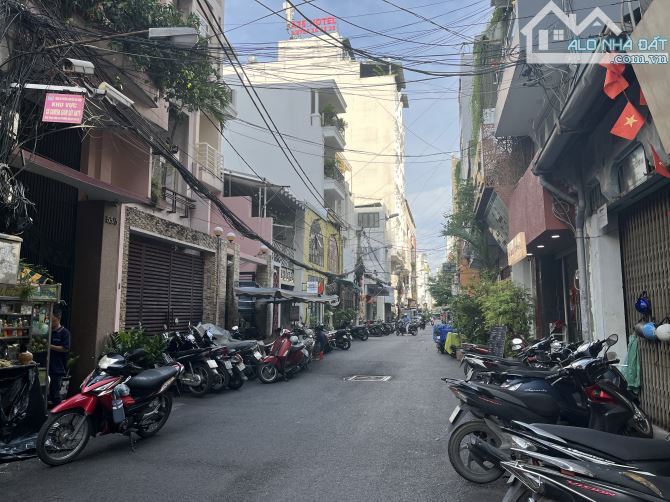 Cho thuê nhà hẻm 55 Lê Thị Hồng Gấm, Q1: 8.3m x 24m, nhà trệt gỗ truyền thống, sân vườn
