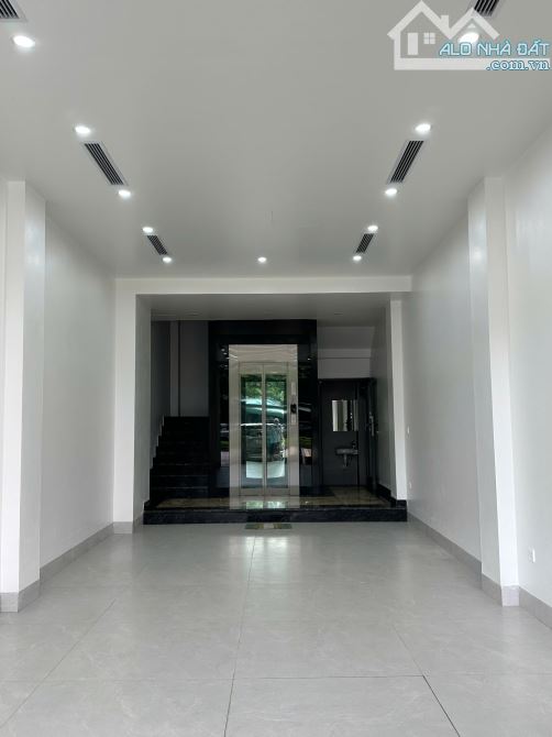 Cho thuê nhà mặt phố 7 tầng,có thang máy mặt đường Lê Quang Đạo kéo dài,Q Hà Đông