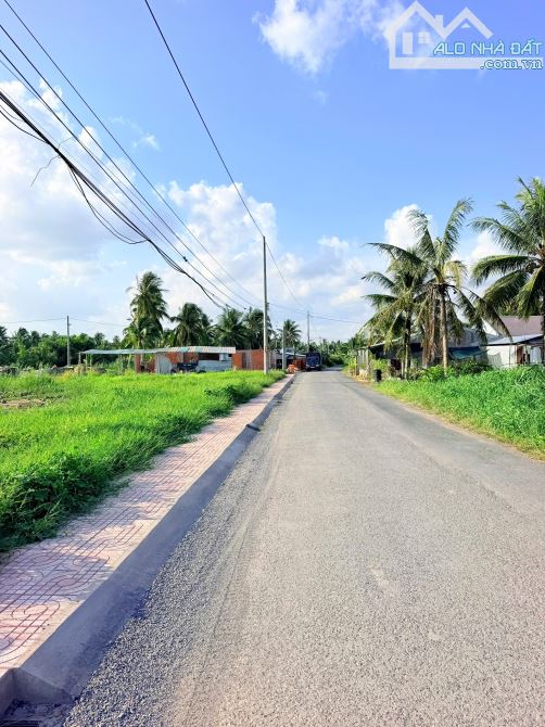 Nhánh nhựa cầu Sóc Thác đoạn khu dân cư đômg đúc lắm