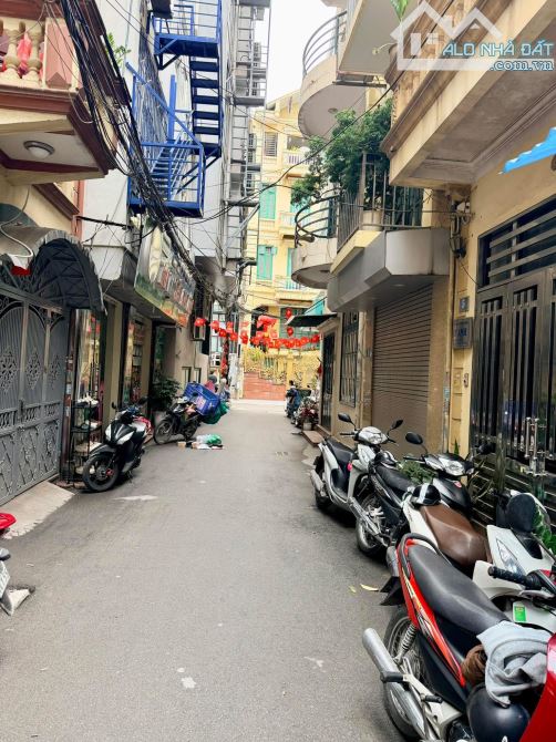 BÁN NHÀ LÔ GÓC 2 MẶT TIỀN 30m RA MẶT ĐƯỜNG CẦU GIẤY DT40m2*5T NHÀ ĐẸP Ở LUÔN. Chào 9,5Tỷ