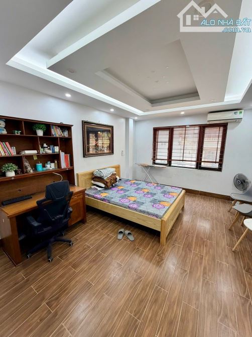 BÁN NHÀ LÔ GÓC 2 MẶT TIỀN 30m RA MẶT ĐƯỜNG CẦU GIẤY DT40m2*5T NHÀ ĐẸP Ở LUÔN. Chào 9,5Tỷ - 2