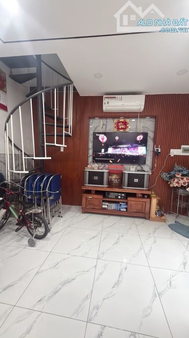 2 tỷ 200 - Nhà 2 mặt tiền hẻm xe hơi đỗ cửa 2 lầu trục Phan Huy Ích - 1
