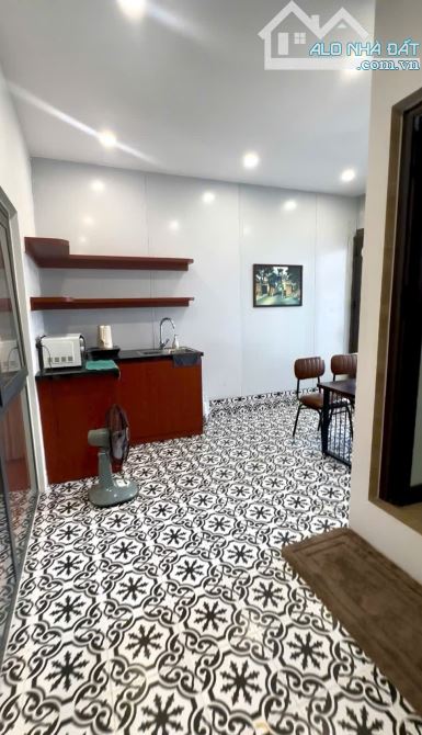 Hàng Bồ - Nhà gồm 3 sàn – 3 căn hộ khép kín, mỗi căn rộng khoảng 60m² thông sàn - 2