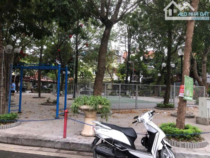 Căn biệt thự 3 tầng lô góc khu Linh Đàm 315m giá 1xx tỷ kinh doanh buôn bán dòng tiền oto - 2