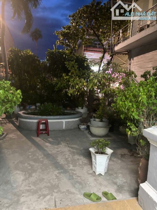 Bán đất tặng nhà mặt tiền Hoàng Diệu, Hải Châu, 300m², ngang 11m - 4