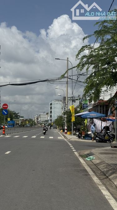 Bán nhà đường Hiệp Thành 43, (8mx24m), gần trường học liên cấp, giá chỉ 10.5 tỷ TL