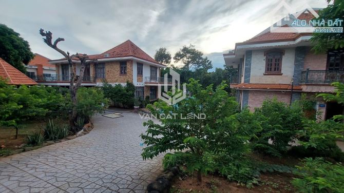 CHO THUÊ TỔ HỢP 2 BIỆT THỰ ĐỒI NGỌC TƯỚC - GÓC 2 MẶT TIỀN 1600M2 SIÊU BỀ THẾ