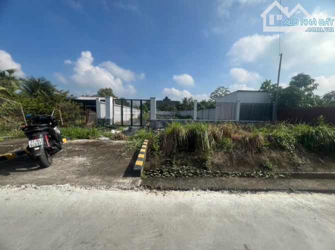 Cần bán 3 nền liền kề mặt tiền hẻm Kênh tập đoàn 1 Hẻm Thông . Phường phú tân - 1