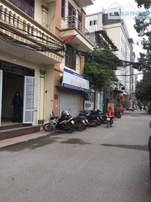 Cho thuê cửa hàng 25m2,ô tô đỗ cửa,hợp làm văn phòng,bánh mỳ,trà sữa số 34 Nhân Mỹ,Mỹ Đình