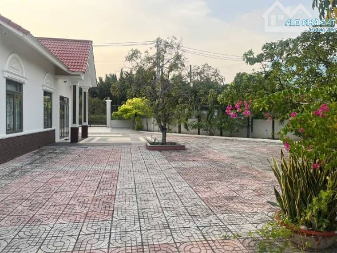 Nhà vườn nghỉ dưỡng, hơn 1000m2 sẵn 400m2 thổ cư, còn lại đất nn,nở hậu tài lộc