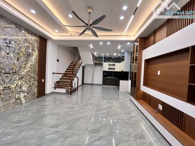 Bán dãy 3 căn  xây mới ô tô đỗ cửa phố Hồ sen, giá chỉ hơn 5 tỷ ngay aeon - 1