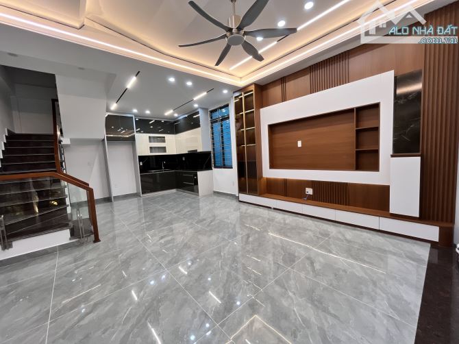 Bán dãy 3 căn  xây mới ô tô đỗ cửa phố Hồ sen, giá chỉ hơn 5 tỷ ngay aeon - 3