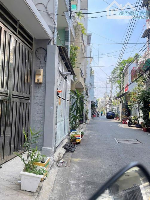 CĂN HỘ DỊCH VỤ HẺM XE HƠI HUỲNH VĂN BÁNH, PHÚ NHUẬN, 45M², 4 TẦNG, 7 PHÒNG, THUÊ 25 TRIỆU/ 2