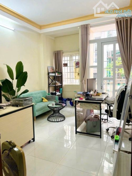 CĂN HỘ DỊCH VỤ HẺM XE HƠI HUỲNH VĂN BÁNH, PHÚ NHUẬN, 45M², 4 TẦNG, 7 PHÒNG, THUÊ 25 TRIỆU/ 3