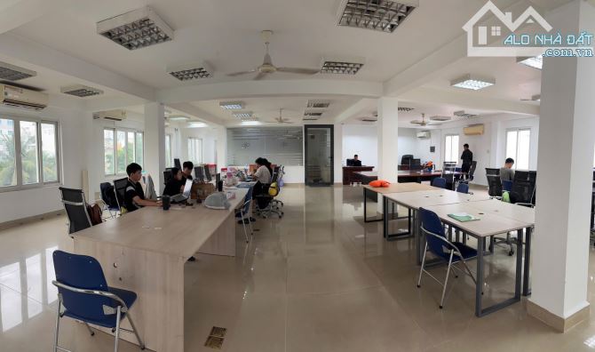 Cho thuê gấp tòa nhà mặt tiền đường Trường Sơn kế bên sân bay Tân Sơn Nhất 5