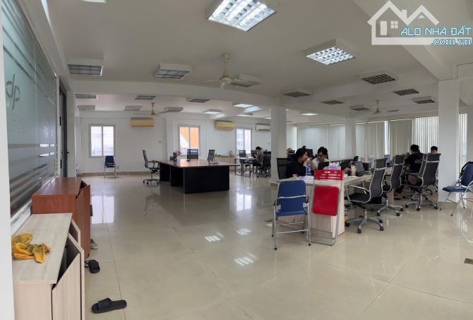 Cho thuê gấp tòa nhà mặt tiền đường Trường Sơn kế bên sân bay Tân Sơn Nhất 3