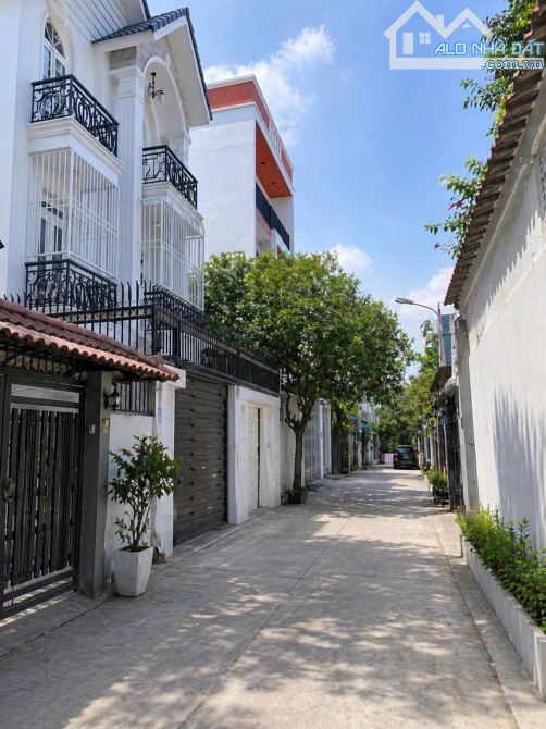 Biệt thự sang trọng 97 m2, An Lạc, Quận Bình Tân, 8 x12,  giá nhỉnh 8 tỷ.