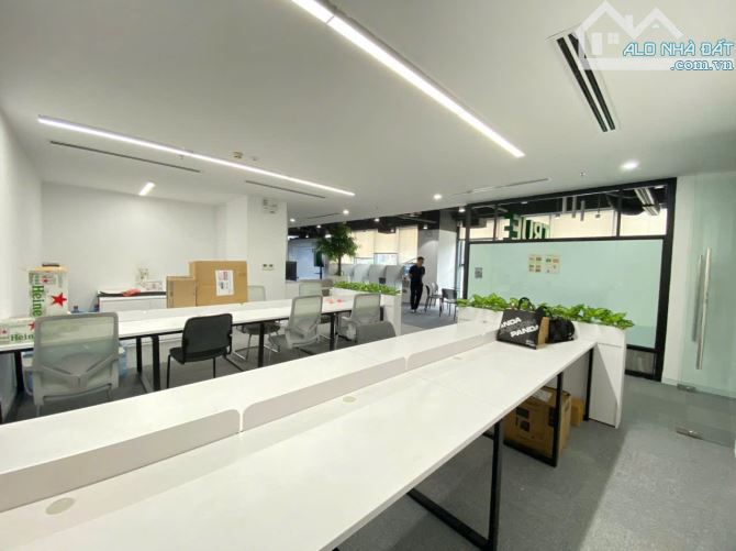 CHO THUÊ VĂN PHÒNG MẶT PHỐ LÁNG HẠ, ĐỐNG ĐA – 300M2 FULL NỘI THẤT – GIÁ 11 USD/M2/THÁNG